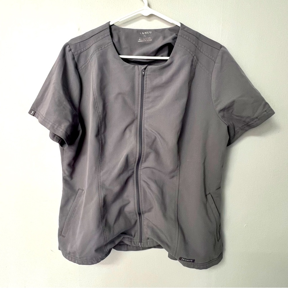 2 Jaanuu scrub tops xl